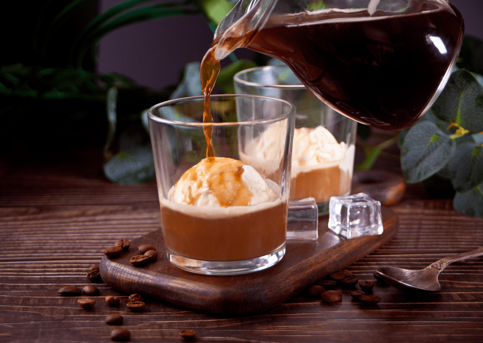 Affogato: café expreso servido sobre una bola de helado en un vaso de vidrio